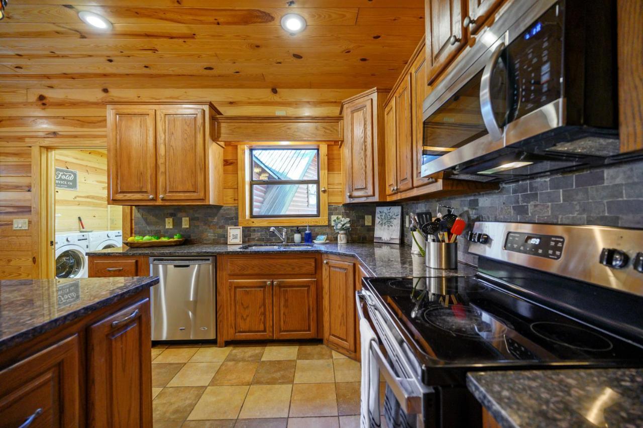 The Eastwood Spacious Retreat With 4 King En-Suites - Hot Tub - Pet-Friendly - Cozy Fire Pit - Prime Location - Multi-Family Broken Bow Exterior photo