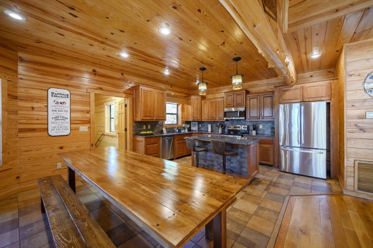 The Eastwood Spacious Retreat With 4 King En-Suites - Hot Tub - Pet-Friendly - Cozy Fire Pit - Prime Location - Multi-Family Broken Bow Exterior photo