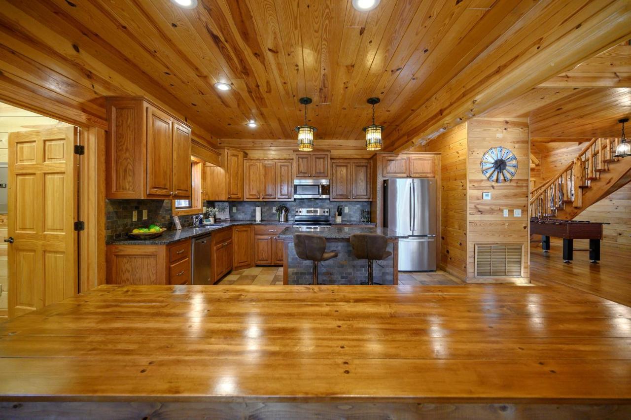 The Eastwood Spacious Retreat With 4 King En-Suites - Hot Tub - Pet-Friendly - Cozy Fire Pit - Prime Location - Multi-Family Broken Bow Exterior photo