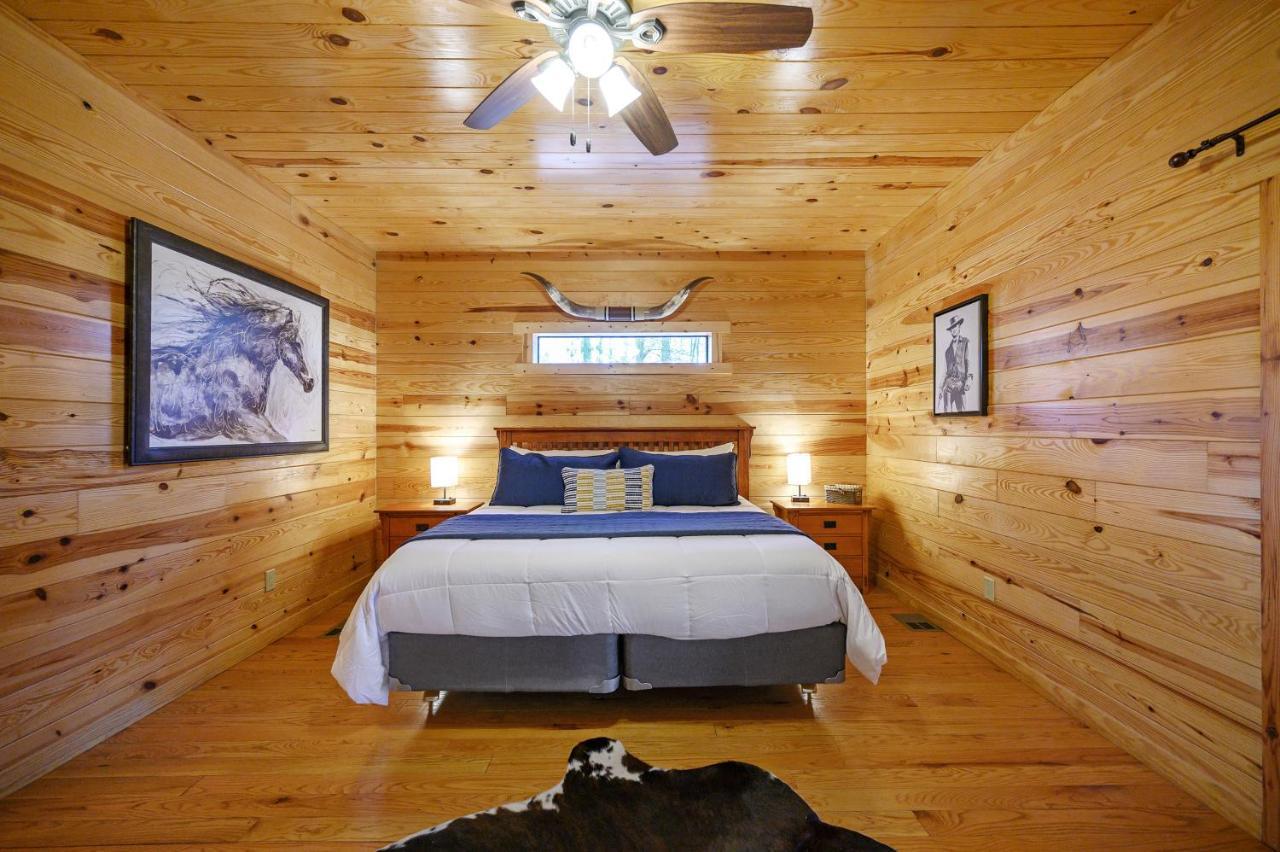 The Eastwood Spacious Retreat With 4 King En-Suites - Hot Tub - Pet-Friendly - Cozy Fire Pit - Prime Location - Multi-Family Broken Bow Exterior photo