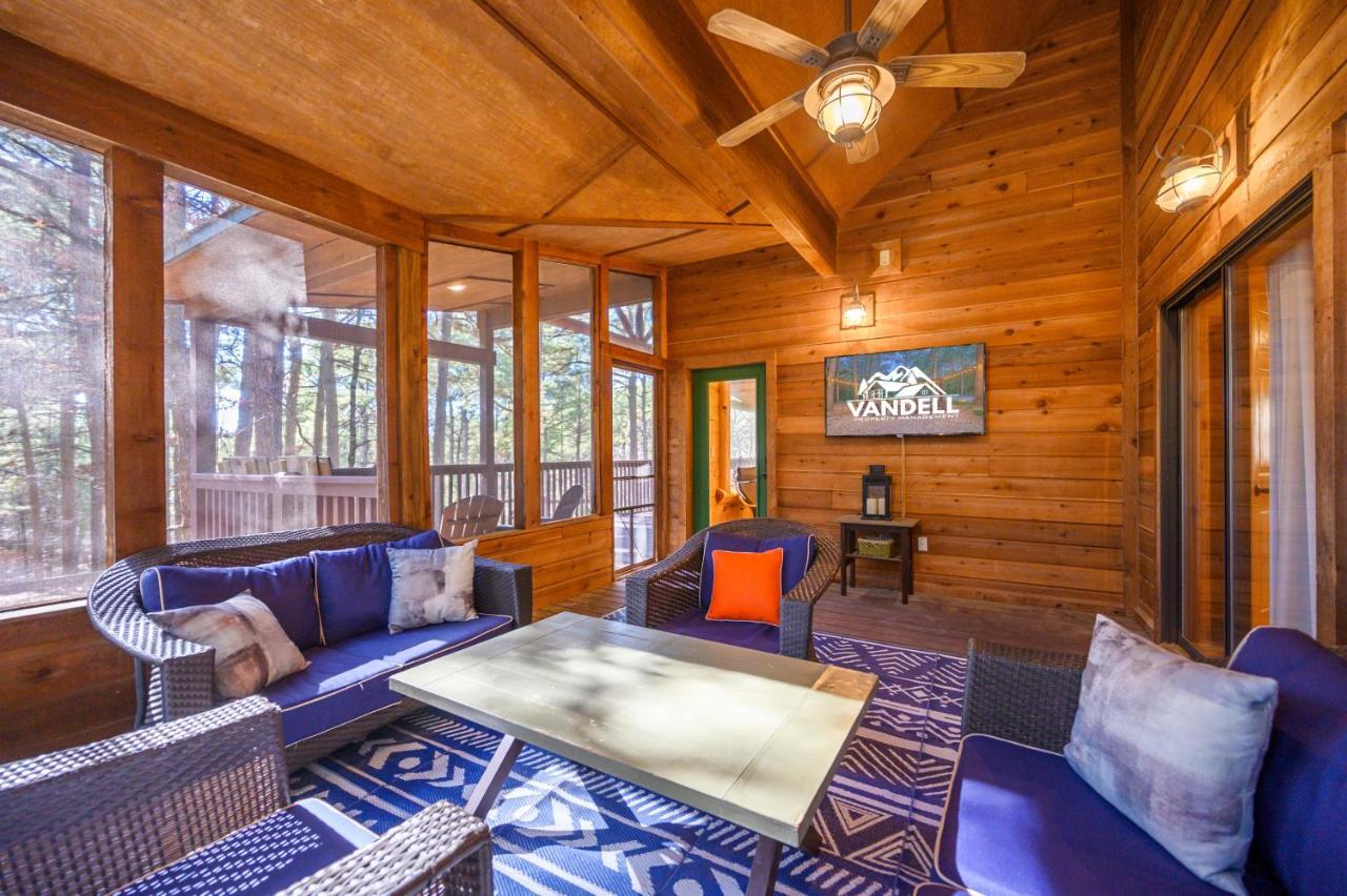 The Eastwood Spacious Retreat With 4 King En-Suites - Hot Tub - Pet-Friendly - Cozy Fire Pit - Prime Location - Multi-Family Broken Bow Exterior photo