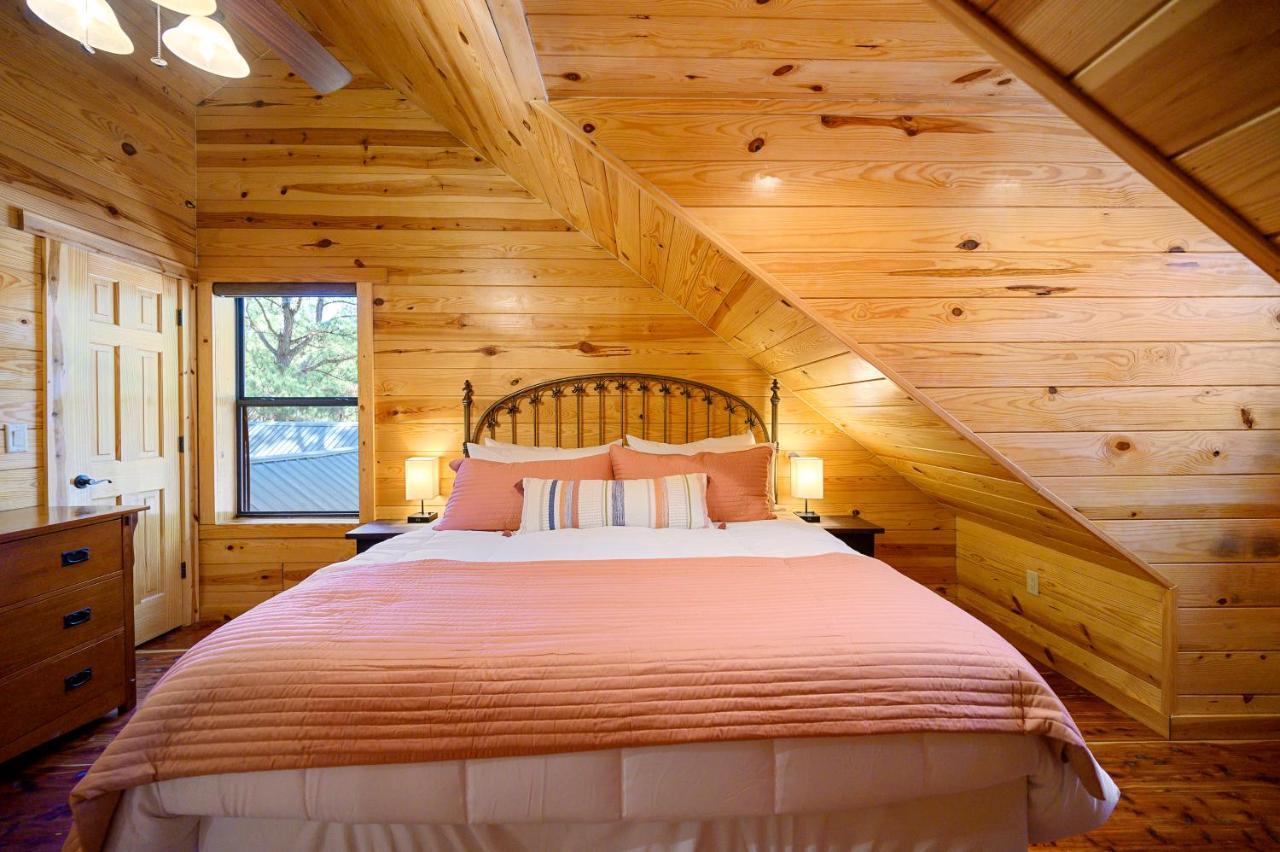 The Eastwood Spacious Retreat With 4 King En-Suites - Hot Tub - Pet-Friendly - Cozy Fire Pit - Prime Location - Multi-Family Broken Bow Exterior photo