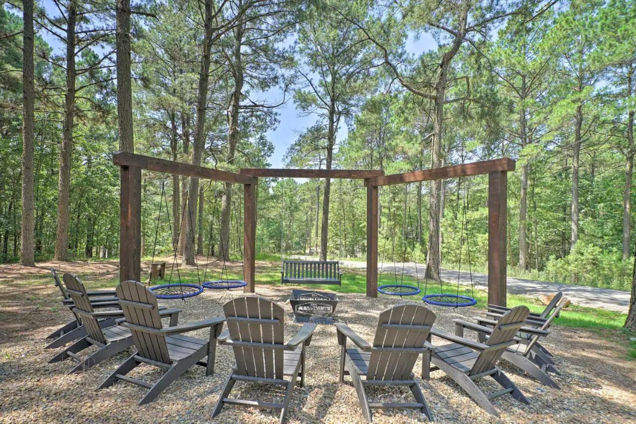 The Eastwood Spacious Retreat With 4 King En-Suites - Hot Tub - Pet-Friendly - Cozy Fire Pit - Prime Location - Multi-Family Broken Bow Exterior photo