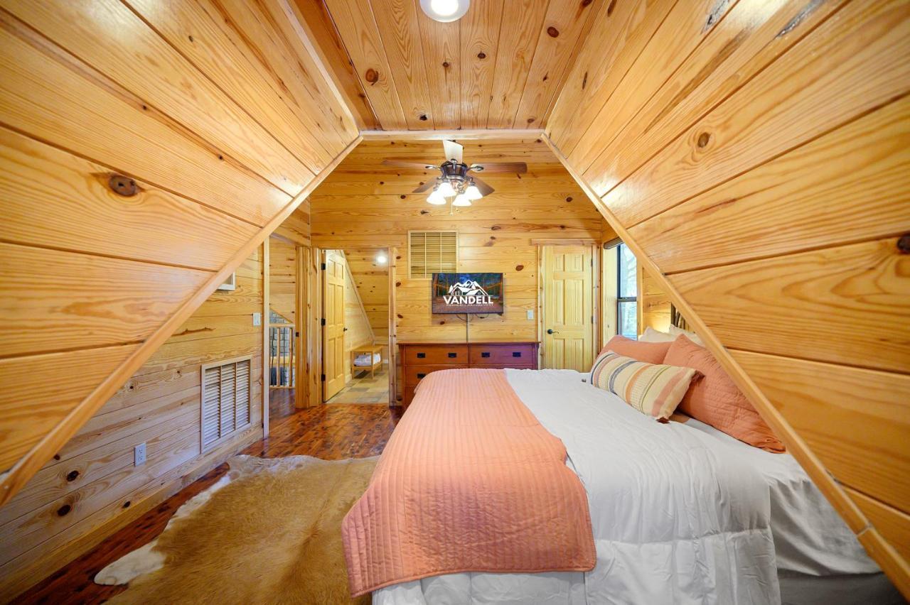 The Eastwood Spacious Retreat With 4 King En-Suites - Hot Tub - Pet-Friendly - Cozy Fire Pit - Prime Location - Multi-Family Broken Bow Exterior photo