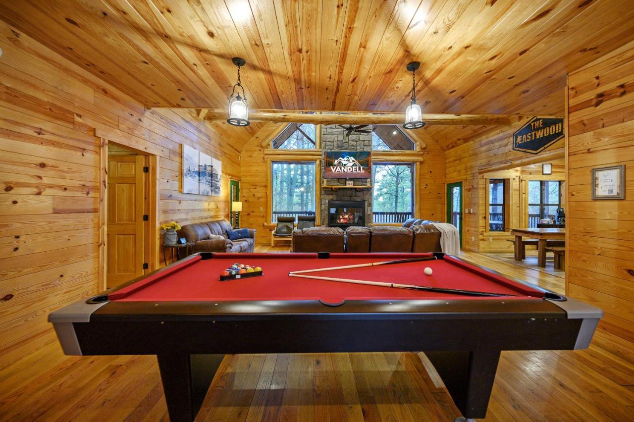 The Eastwood Spacious Retreat With 4 King En-Suites - Hot Tub - Pet-Friendly - Cozy Fire Pit - Prime Location - Multi-Family Broken Bow Exterior photo